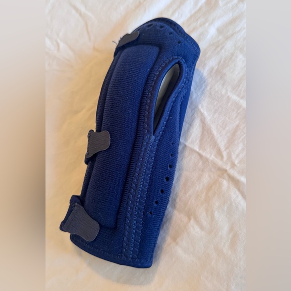 FUTURO Night Wrist Sleep Support Sleeping Brace for Carpal Tunnel & Sprain - Picture 15 of 16